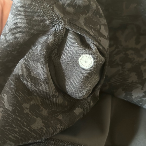 Lululemon crop leggings size 6 - Picture 2 of 4